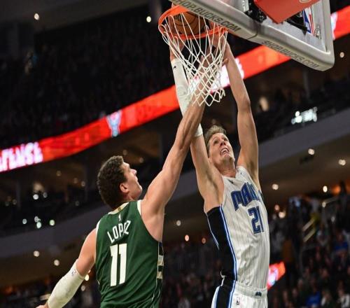 终于，魔术队中锋莫瓦格纳将在打鹈鹕队的比赛中迎来赛季首秀