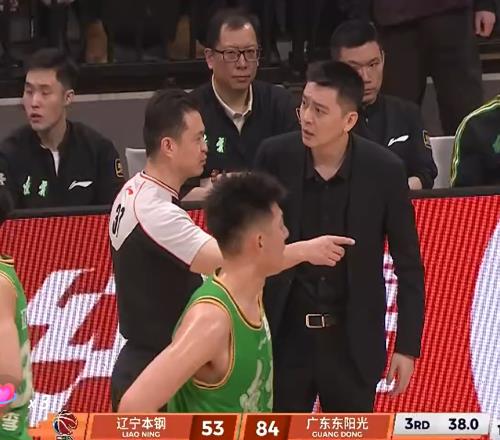 宁队输广东30分！杨鸣个人没输，赢了杜锋一回