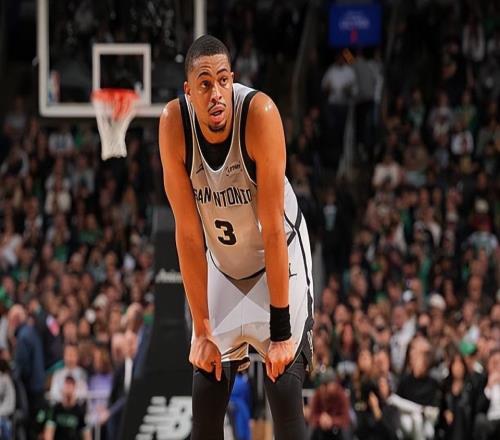 与上赛季相比简直判若两人，马刺侧翼大将简直是一名超级第六人