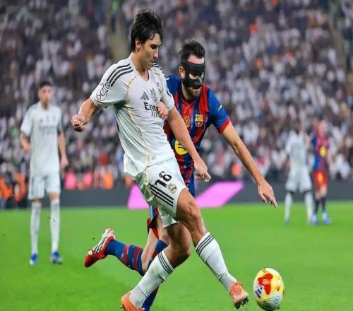 32卫冕！巴萨力克皇马捧杯，拉菲尼亚梅开二度，德容红牌