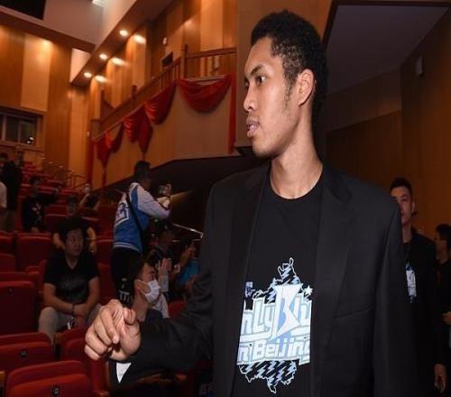 丘天结束治疗逐渐跟队训练斯佩尔曼脚部旧伤不影响比赛