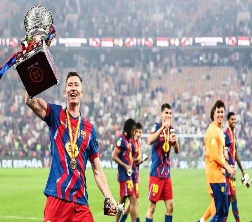 阿斯：巴萨尚未就莱万的未来做出决定，但不排除与其续约