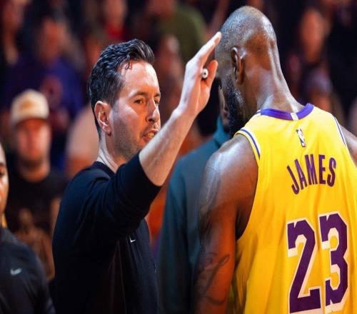 心态崩了，湖人队再次输给国王队后，主教练雷迪克明显感到恼火