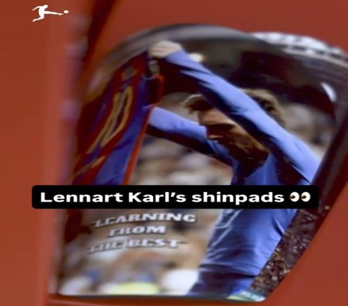 虚假的儿皇梦卡尔的护腿板印的是：梅西绝杀皇马、晒球衣！