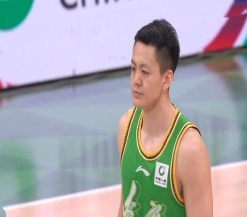 止住连败，辽宁男篮小胜残阵新疆赵继伟复出24+7激活莫兰德吃饼