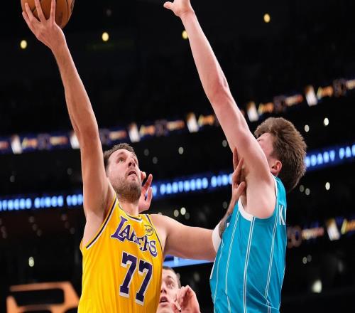 39+6三分未能上演王者归来！在场13先发最差东契奇防守差到极致