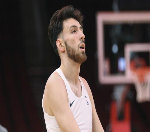 搞笑，切特在回顾雷霆本赛季的挣扎时开玩笑说要“卖掉球队”