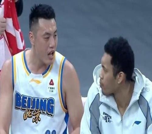 你可是北京顶薪球员！范子铭4中0得0分3犯多次在场隐身遭球迷热议