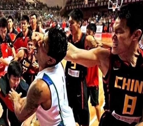 中国篮坛又爆发大规模冲突！双方互殴大打出手：观众带头揍球员