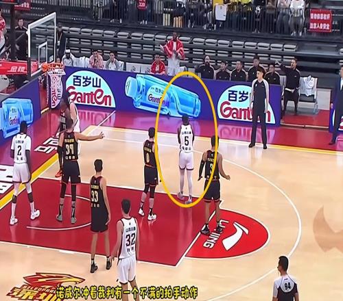 CBA再现奇葩！2米19中锋下黑脚激化矛盾，裁判8分钟狂吹8次技犯