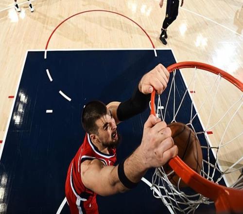 打出大号两双数据！内线支柱在快船的地位依然是不可替代的