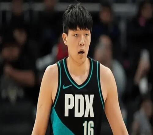 杨瀚森刚猛一节又垮！首节完美辅助，次节1分钟被轰80，太被动了