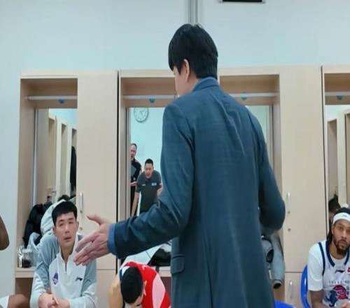 胜辽宁更衣室！邱彪与全队击掌庆祝，讲话重提心态与拼，氛围极佳