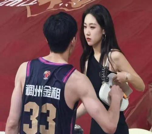 拿600万，18分钟得0分+失误比助攻多，球迷：结婚后一蹶不振