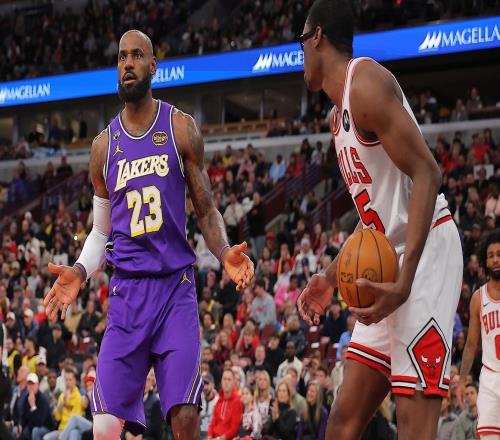 詹皇又刷最年长纪录！半场20分怒吼把球给我下半场仅4分超尬