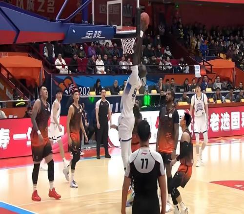 现场与邱彪冲突、各种鲁莽犯浑，克里斯：险成球队罪人、联盟笑柄