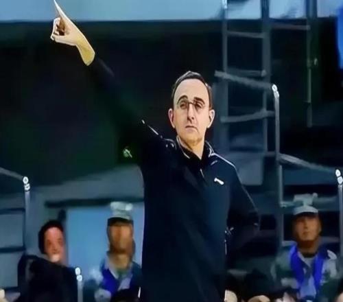 新官上任三把火，乌戈重用3人打脸杨鸣，最大引援被贬为替补