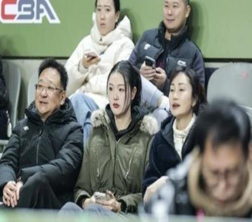 老婆来看球压力大张常宁现身同曦主场，吴冠希连丢关键罚球