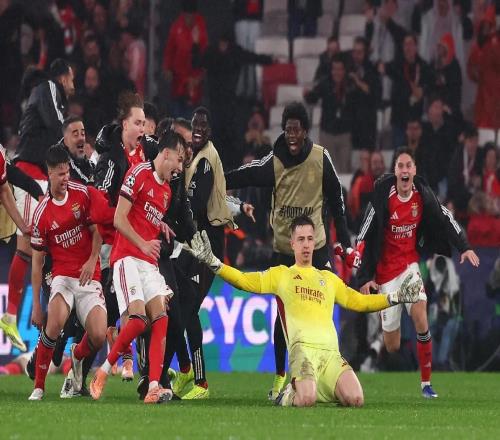 魔力再现！穆里尼奥场边指挥门将参与争顶，导演特鲁宾进球