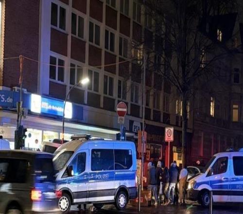 这是要干啥鲁尔：多位多特球迷试图抢走一国米球迷的纪念品