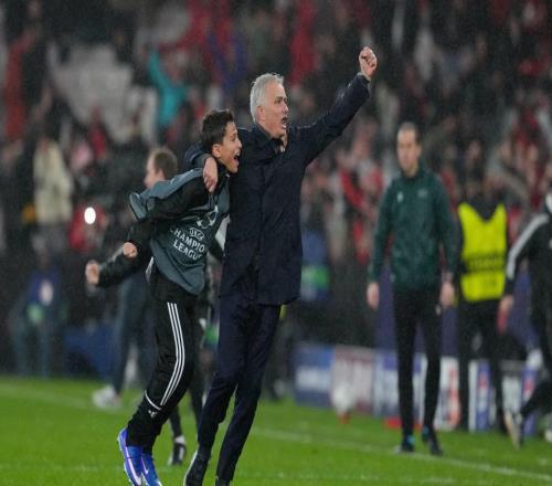 63岁穆帅狂奔！率队欧冠逆袭：最后1秒压哨晋级附加赛或再遇皇马