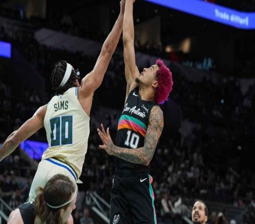 本赛季上场时间大幅减少后，马刺队允许索坎在本赛季寻求交易