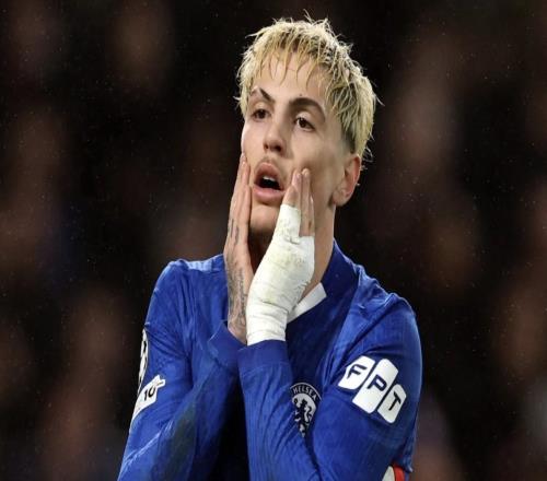 电讯报：加纳乔似乎缺乏信心，不愿意突破对方防守