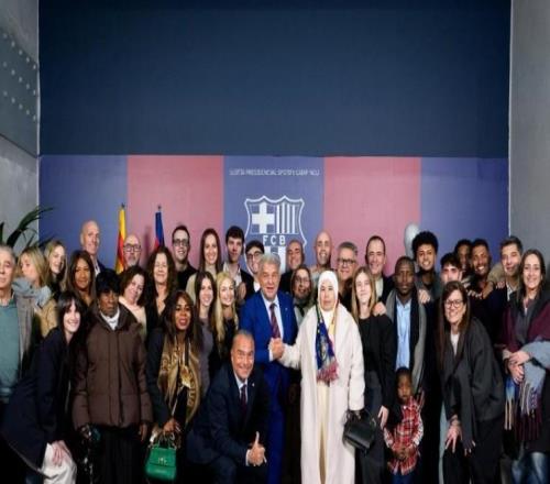 世体报道拉波尔塔本届主席卸任日：温情满满，与球员家属合影