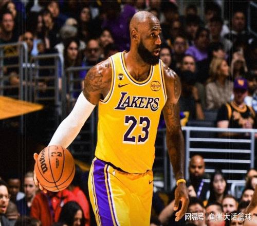 完胜！老詹20+10新援爆发，格林9+6库里兴奋庆祝，里夫斯16分7罚