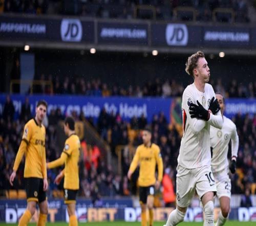 心态崩了，狼队球迷高唱：我们就是坨屎