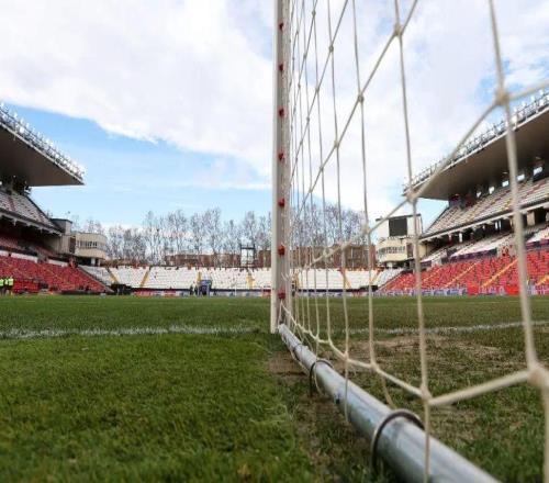 西甲：开赛前4小时被叫停！巴列卡诺草皮危机与球员公开反戈