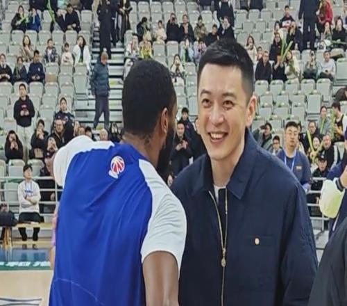 杨鸣离职后工作繁忙！CBA与NBA解说连轴转，还出席杯赛开幕式！