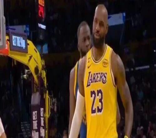 错哥首秀爆登了！格林怒喷詹姆斯，拳打里夫斯！