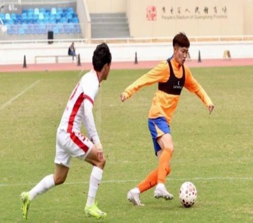 泰山队热身赛2比1亚泰20岁梅帅军“致敬”38岁谭龙