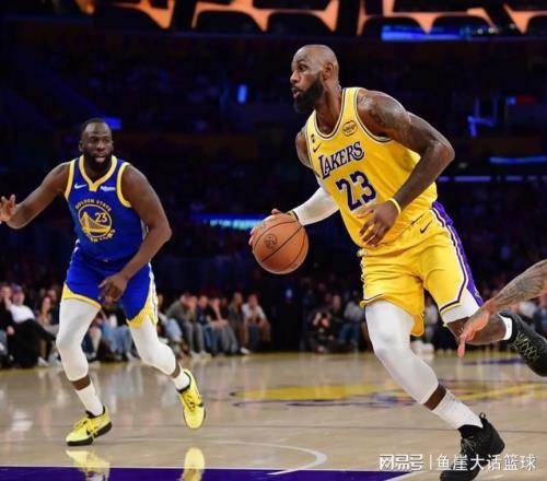 湖人赢球仍存顽疾，老詹谈库里摊牌！肯纳德认清现实，一人该首发