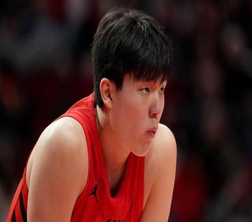 裁判针对杨瀚森，3分钟3犯太离谱！小杨没受影响，赛后叙旧换球衣