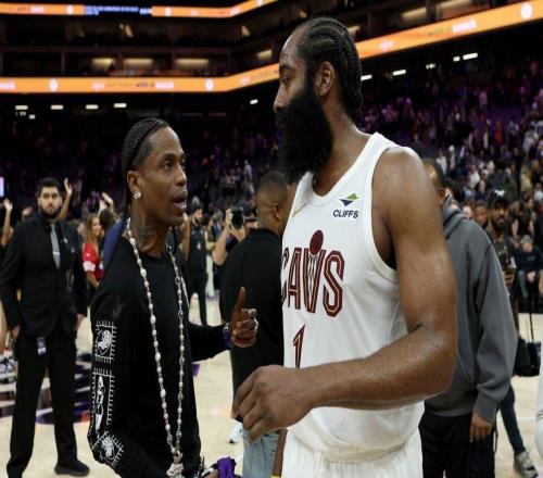 哈登代表骑士队首秀后，忠实粉丝说唱歌手突然出现在赛后采访现场