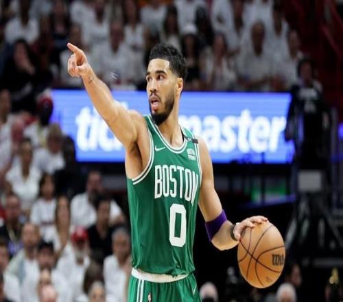 Shams：塔图姆已开始5v5对抗训练，但需100%恢复状态才会复出