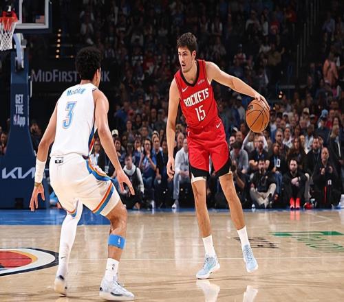 看起来状态恢复了一些，但火箭探花郎在场上的效果依然不太理想