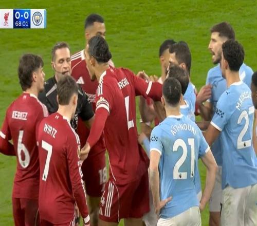 一战三次争议判罚！萨拉赫被拉倒无点，利物浦球员集体暴怒