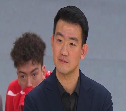 广厦替补席爆发内讧：卡尔顿情绪失控对喷王博多名队友劝阻引关注