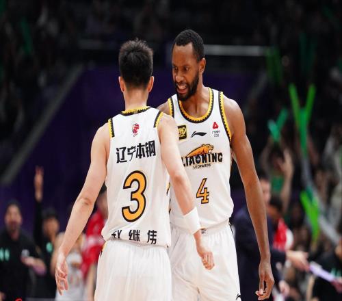 两场拿38分！辽篮不该放走弗格杨鸣不后悔，两点原因比不过上海