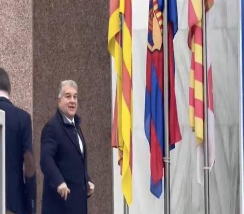 记者：巴萨董事会会议正在进行中，拉波尔塔预计中午宣布辞职