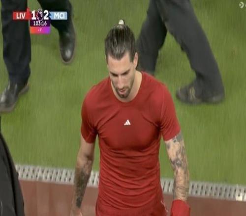 战曼城染红，索博斯洛伊利物浦生涯首次领到红牌