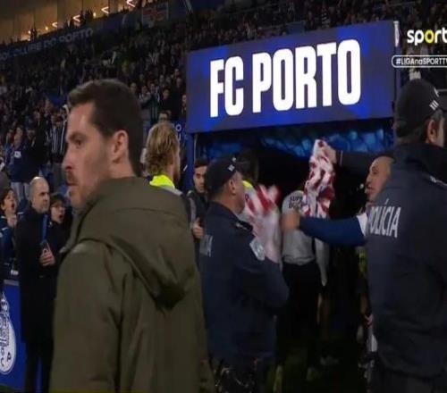 葡体热身完毕回更衣室时，波尔图球迷把马竞球衣扔向尤尔曼德试图干扰