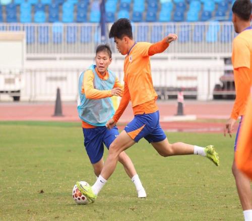 中超转会：山东泰山官宣与U23国脚续约，上赛季保级队敲定第5外援