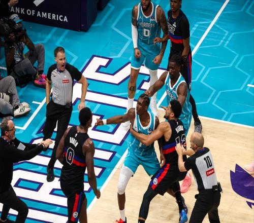 NBA上演全武行，超大冲突4人驱逐！4号秀20+5破纪录难阻9连胜终结