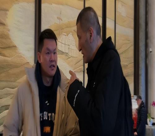 巴特尔请朱芳雨、杨鸣、杜锋等人吃饭，大家把酒言欢