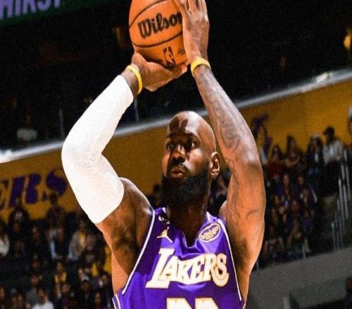 杰伦威复出卡鲁索17分手刃旧主，詹皇空砍22+6+10，雷霆双杀湖人