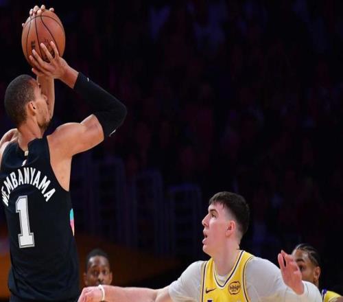 被全面压制，湖人队拉拉维亚在被马刺队文班亚马盯防后犯满离场